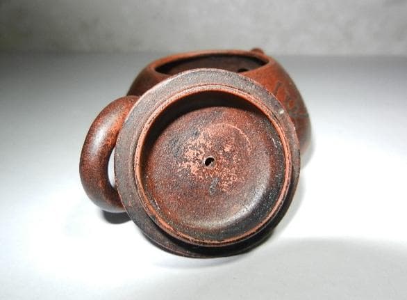 宜興三足紫砂壷（底款「盤君製陶」、高さ４ｃｍ、幅幅８．５ｃｍ、容量３５ｃｃ）