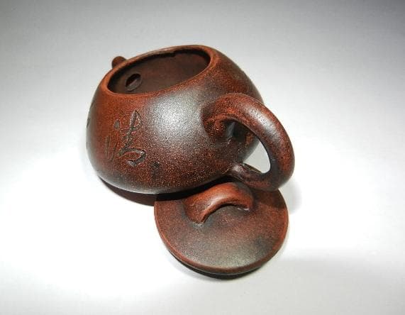 宜興三足紫砂壷（底款「盤君製陶」、高さ４ｃｍ、幅幅８．５ｃｍ、容量３５ｃｃ）