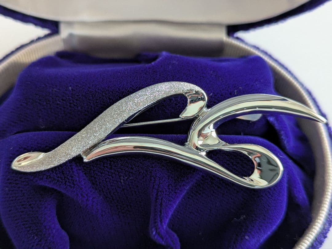 高島屋 ホワイトゴールドブローチ 流線型 デザイン