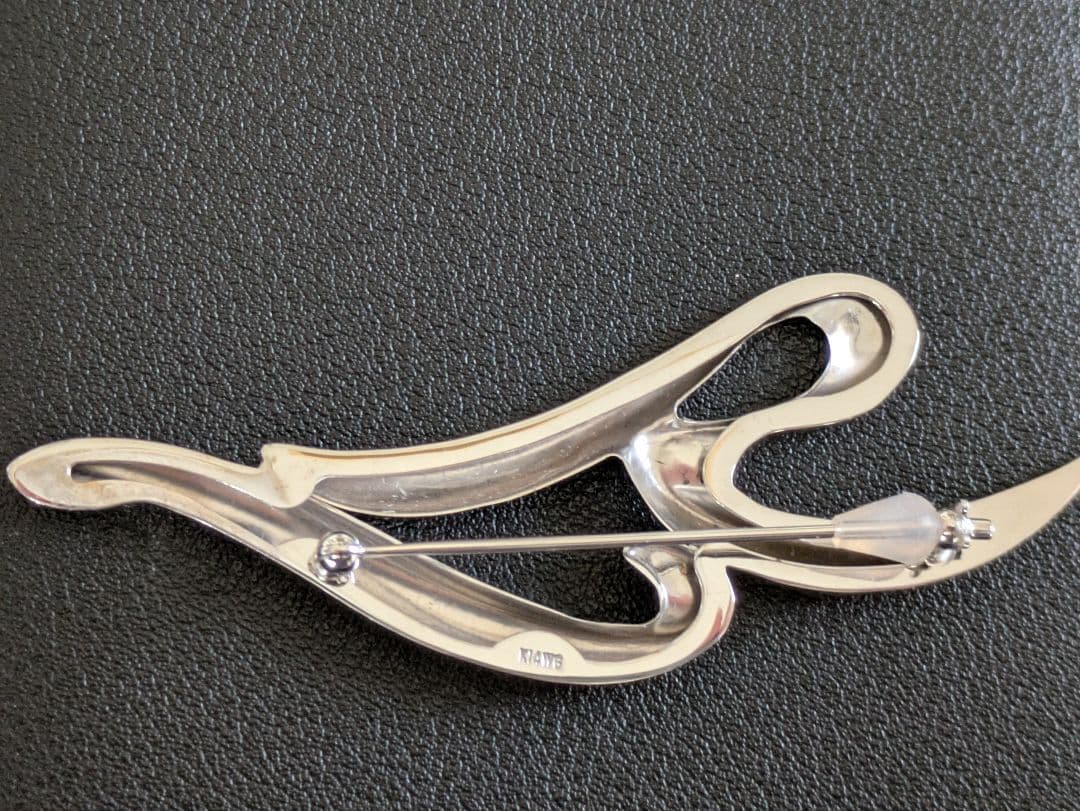 高島屋 ホワイトゴールドブローチ 流線型 デザイン