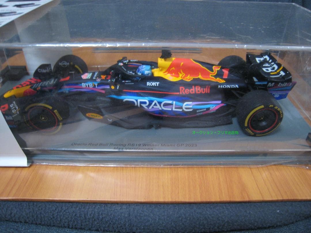 レッドブルRB19　マイアミGP仕様　スパーク1/18モデル　フェルスタッペン