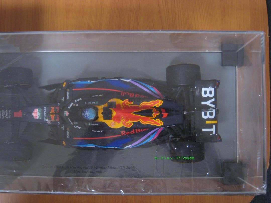 レッドブルRB19　マイアミGP仕様　スパーク1/18モデル　フェルスタッペン