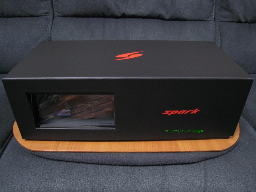 レッドブルRB19　マイアミGP仕様　スパーク1/18モデル　フェルスタッペン