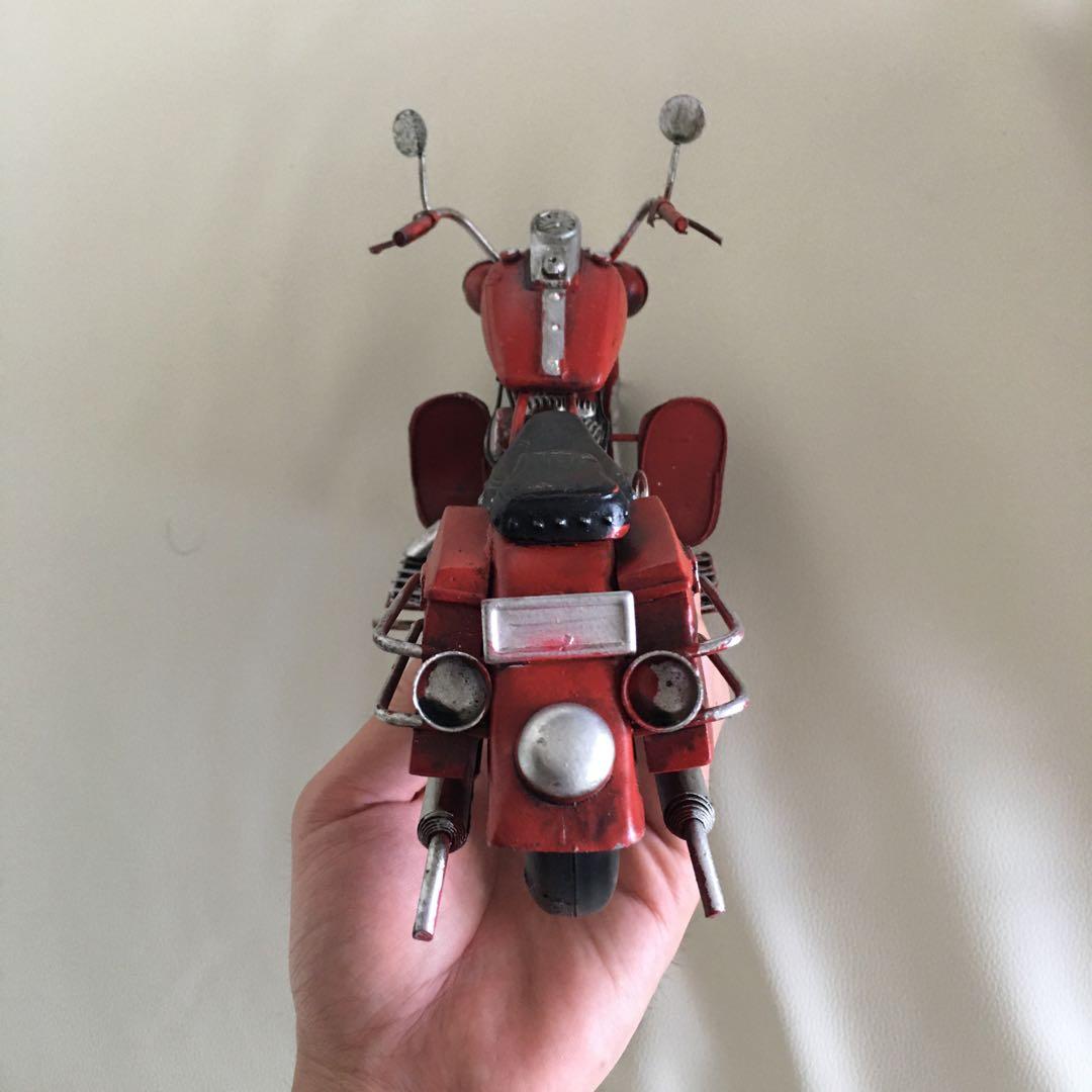 赤いバイクのフィギュア