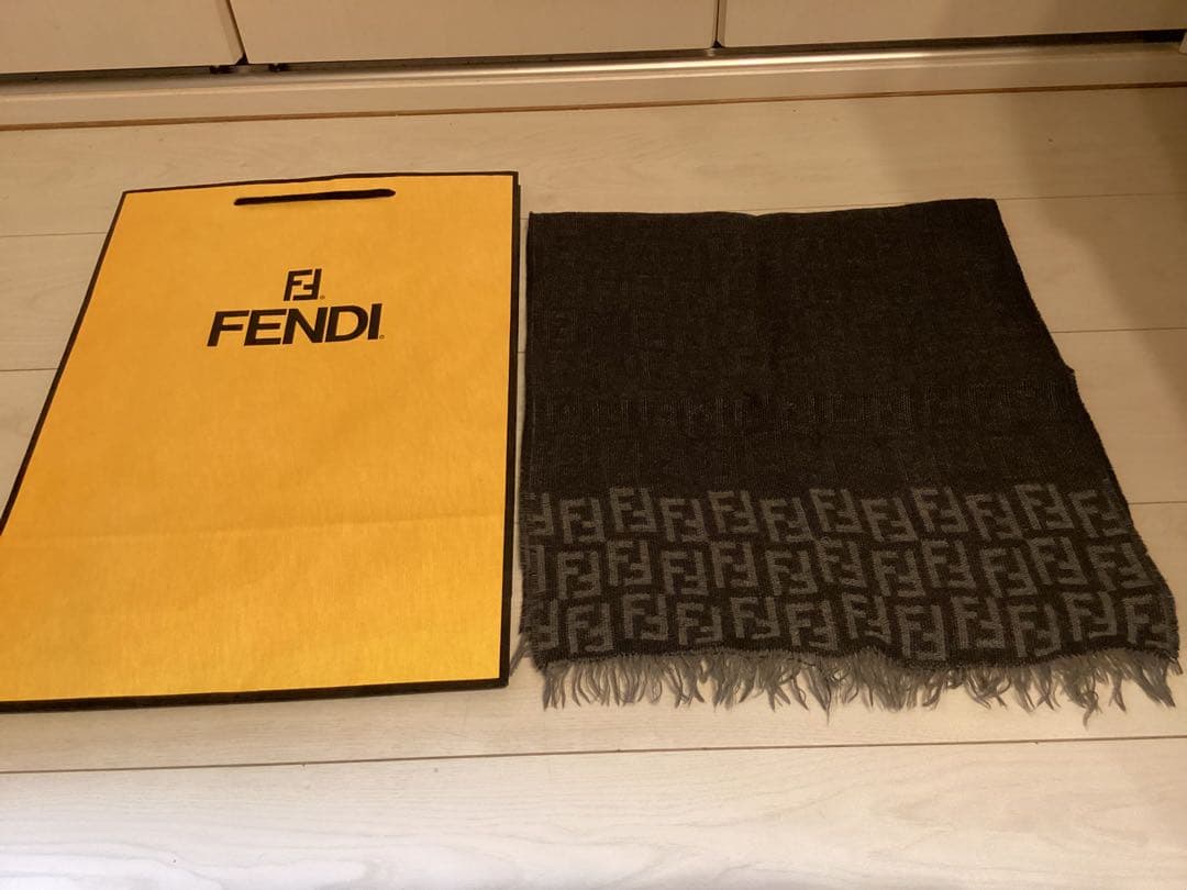 美品フェンディFENDI ロゴ入り グレー マフラー本物