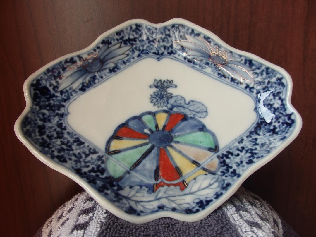 江戸中期　古伊万里　金襴色絵染付　花唐草　菱形皿　成化年製銘