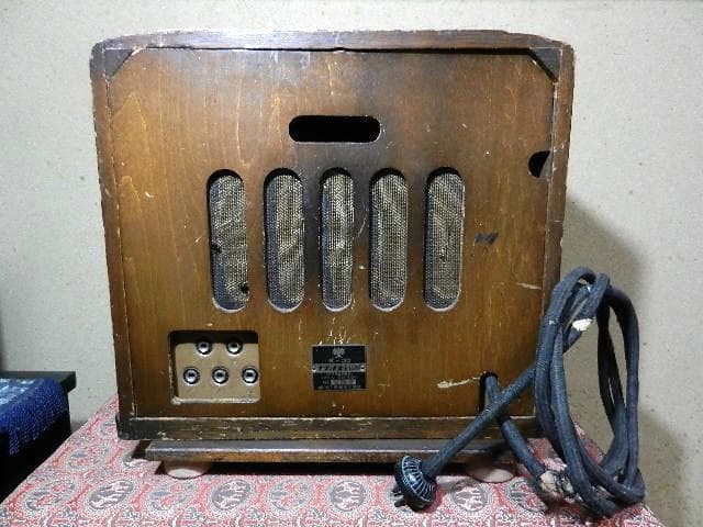松下無線（株）製昭和レトロなミゼット型真空管ラジオＫ－３０（下の架台は商品外）