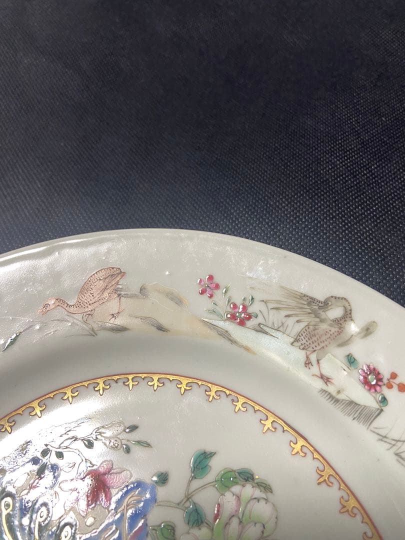 中国古美術品　清の乾隆時代　粉彩金彩孔雀中皿　本物保証　23cm