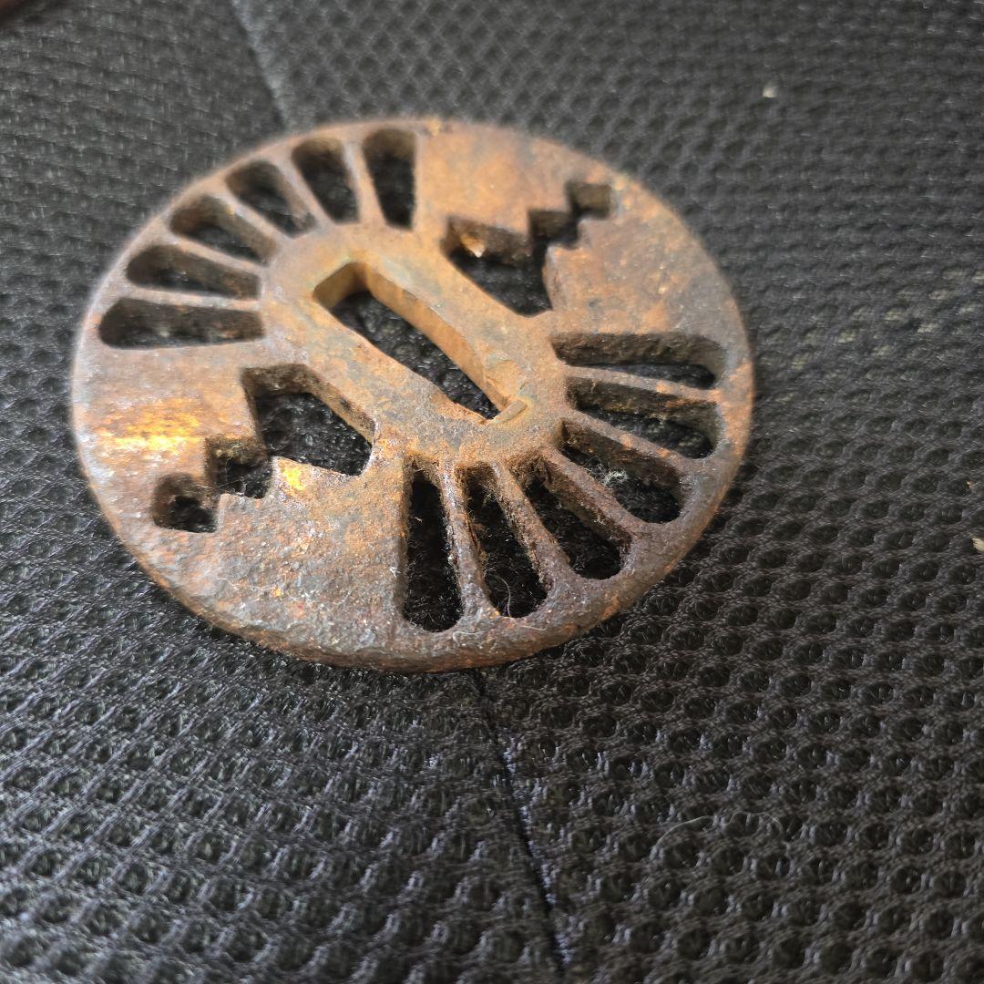 金属製 鍔(つば) 錆びた円形デザイン