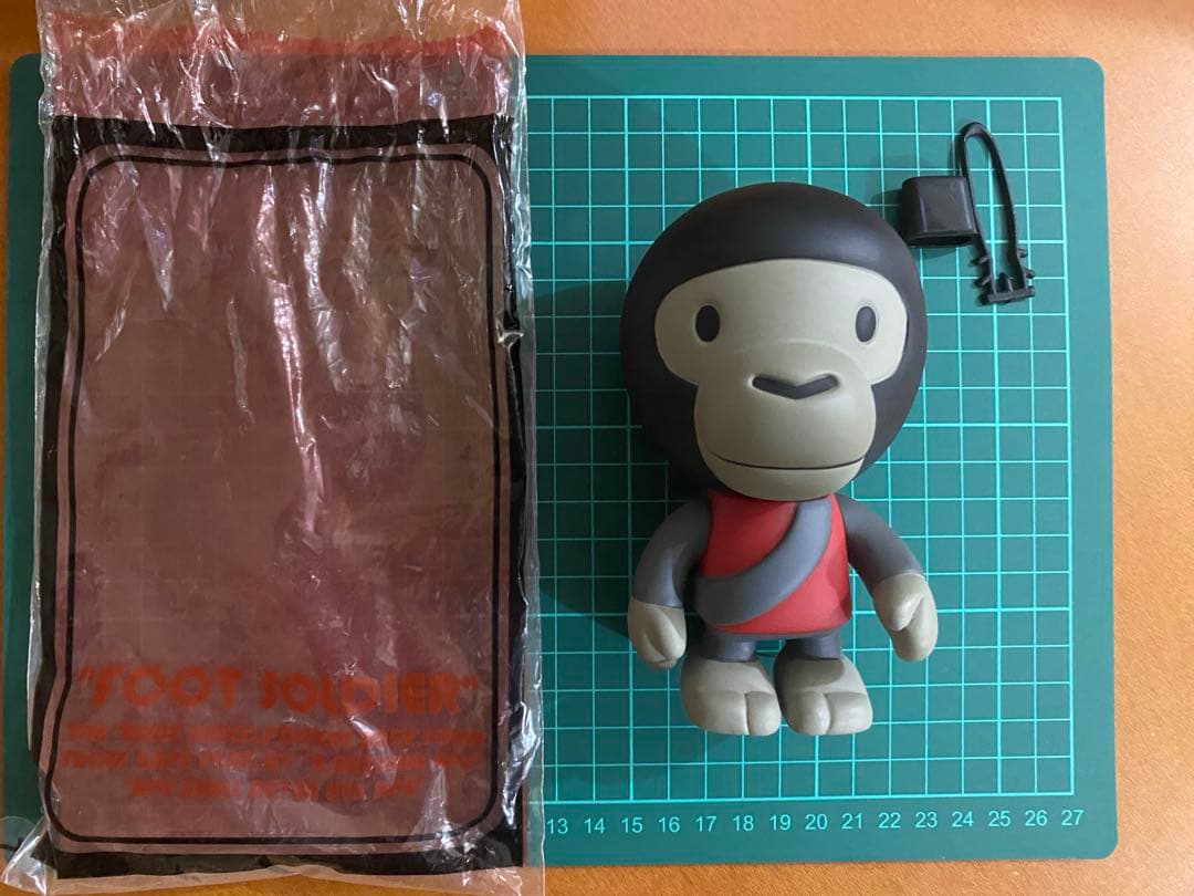 Baby Milo フィギュアとapeボトルキャップ2個