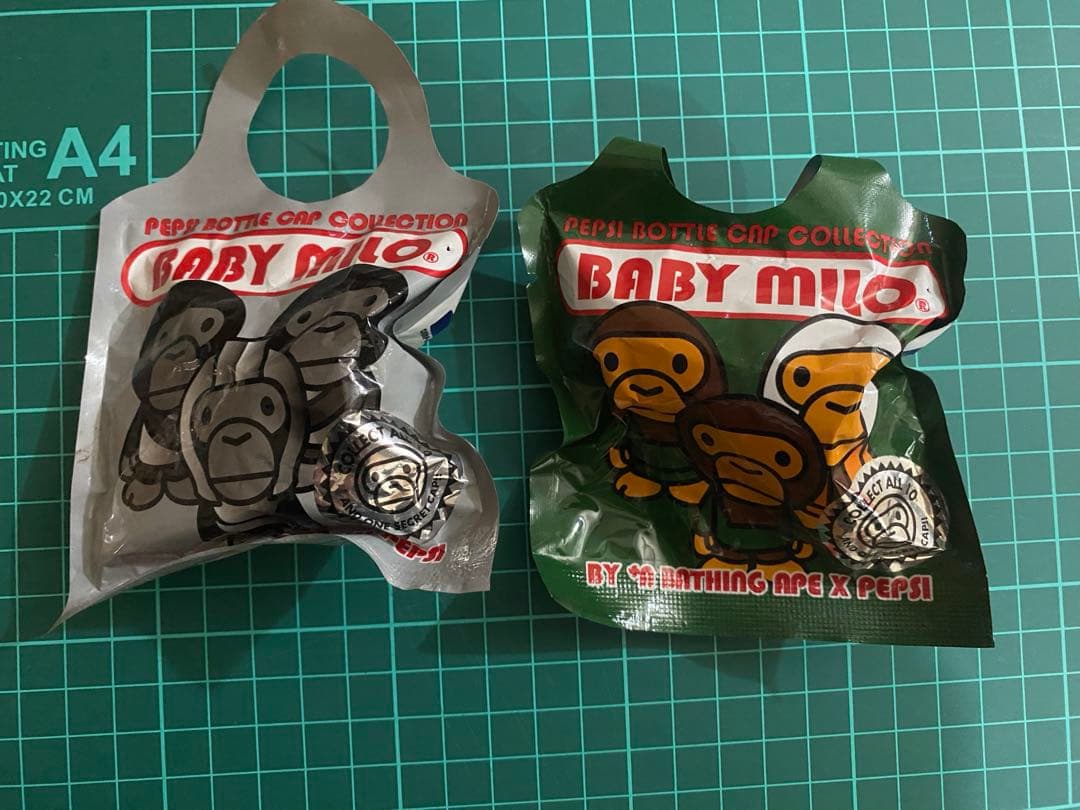 Baby Milo フィギュアとapeボトルキャップ2個