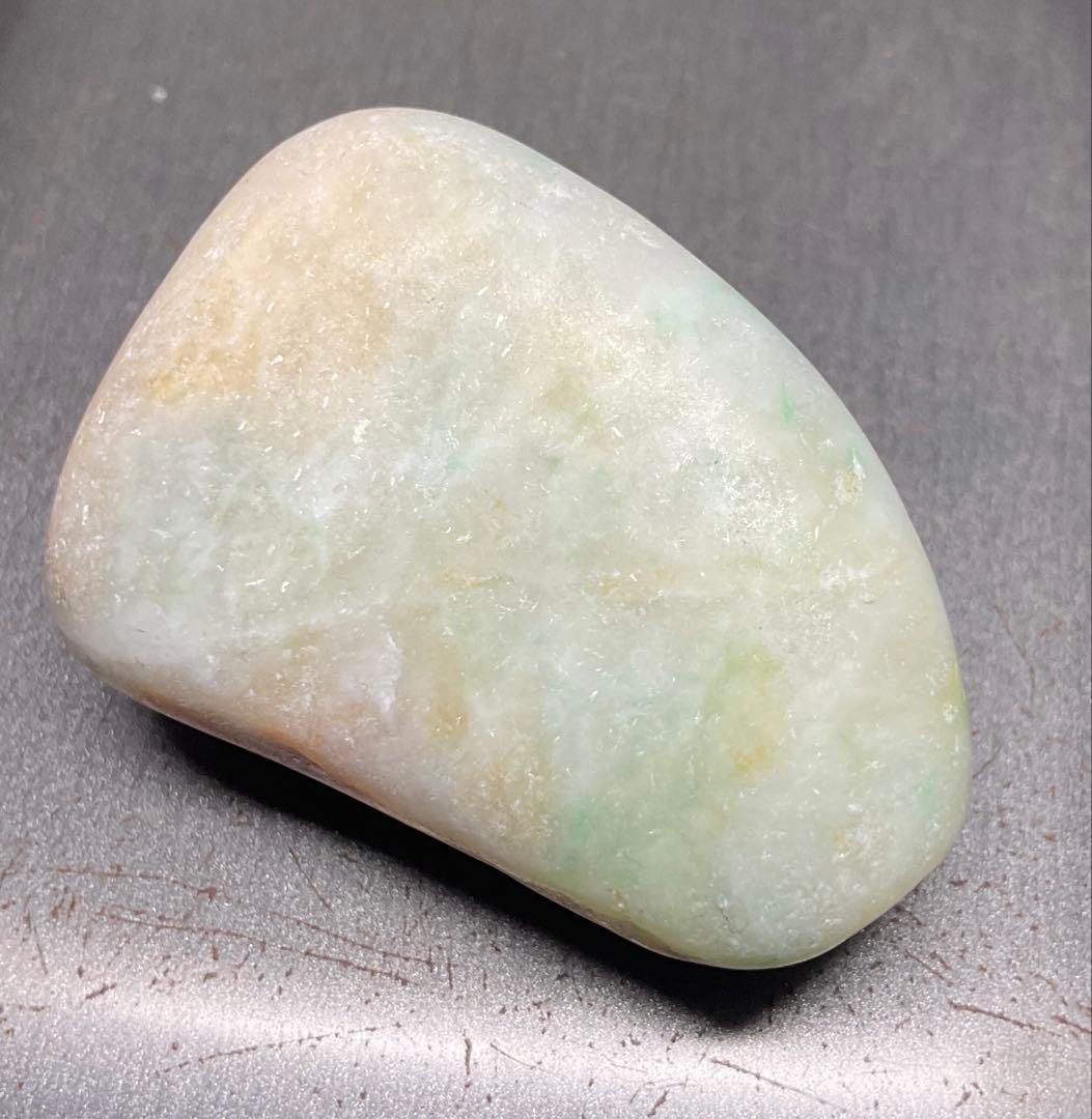 ［薄緑色に茶色い海焼け］　糸魚川翡翠海石38g ヒスイ　ひすい