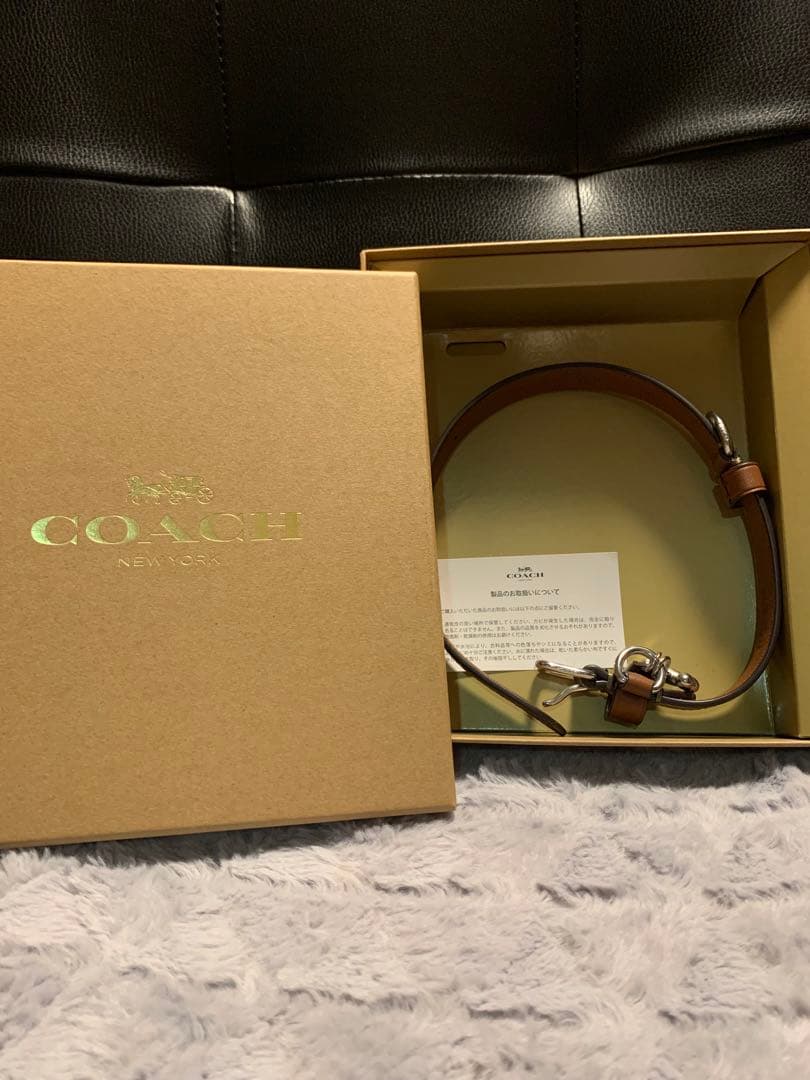 COACH 骨型チャーム付きレザー首輪