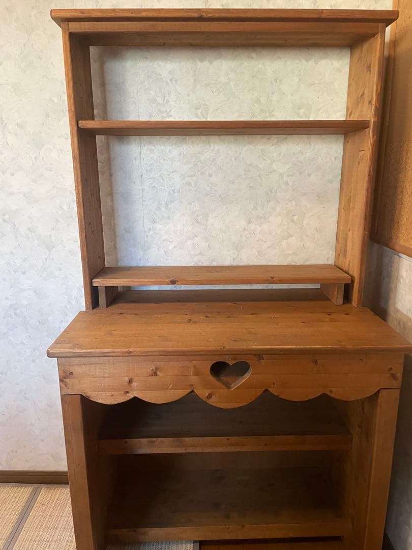 木製デスク 引き出しにハート型切り抜き