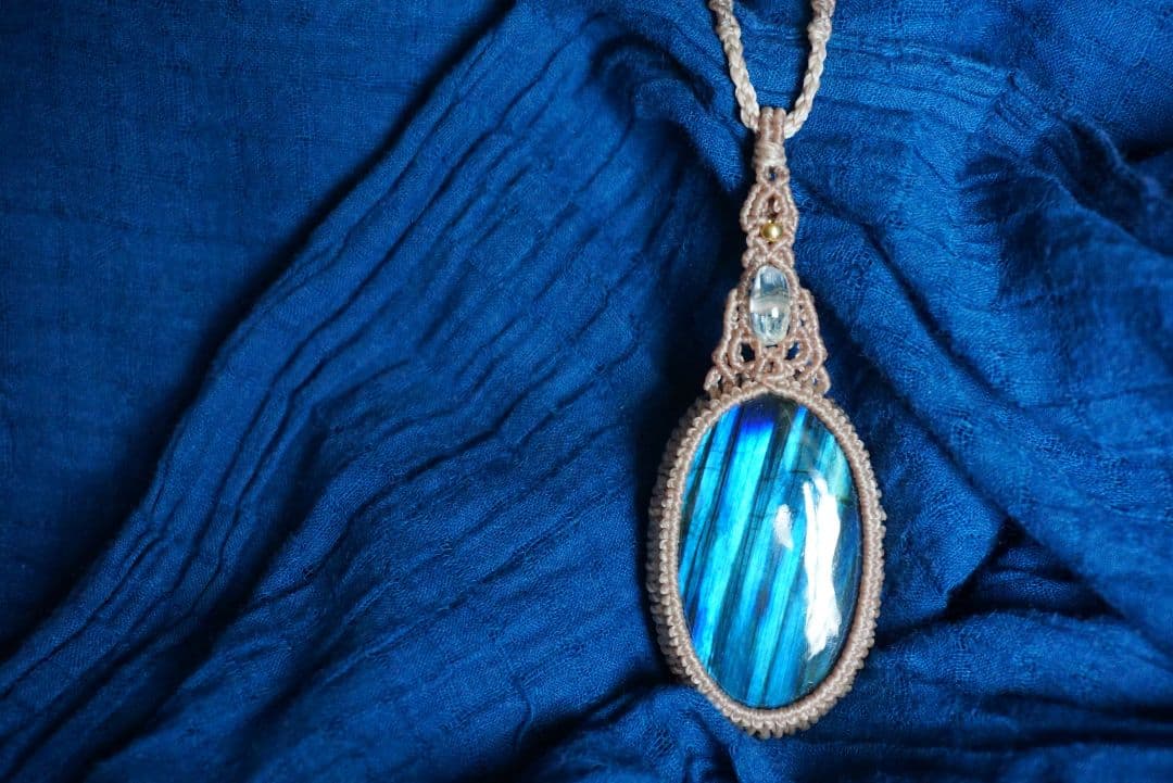 《鮮烈な青》ラブラドライト　レインボームーンストーン　マクラメ　ネックレス