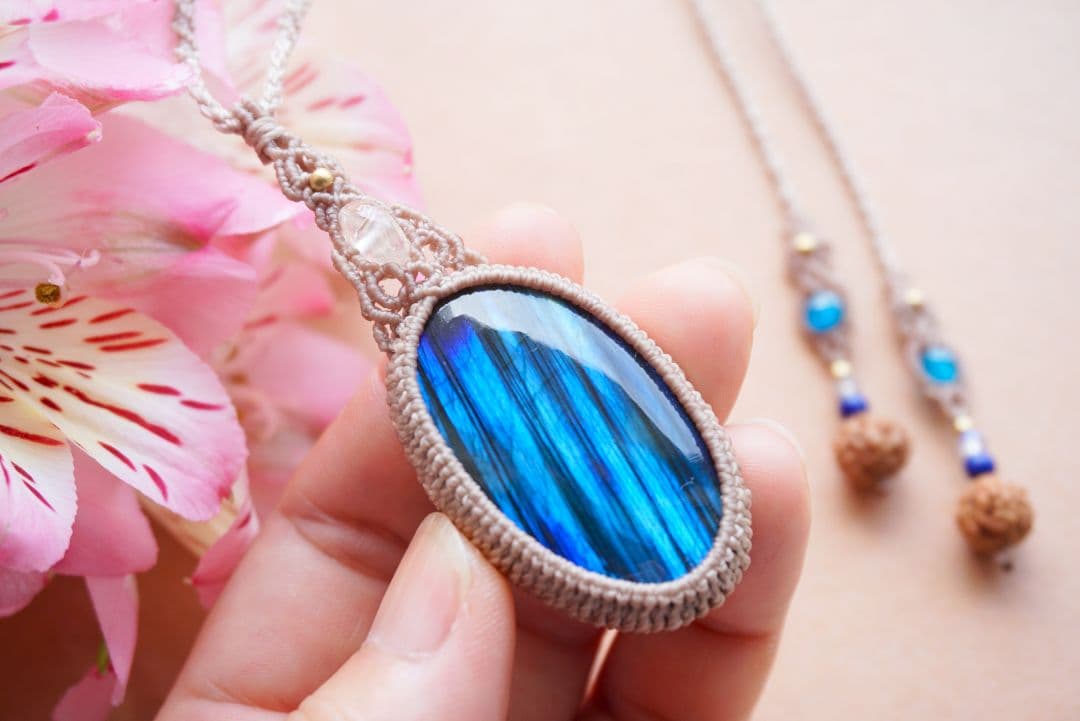 《鮮烈な青》ラブラドライト　レインボームーンストーン　マクラメ　ネックレス