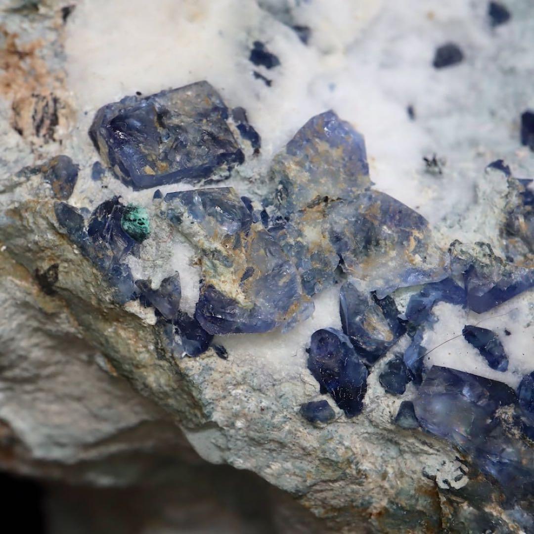 大きい！ベニトアイト ベニト石 271g BN282 鉱物 天然石 原石