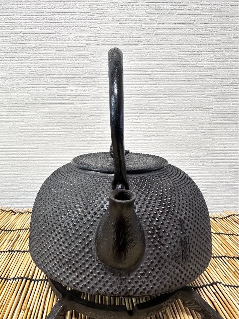 未使用保管品、栞付 南部盛栄堂造　１５型アラレ 鉄瓶 南部鉄瓶 南部鉄器　鉄瓶