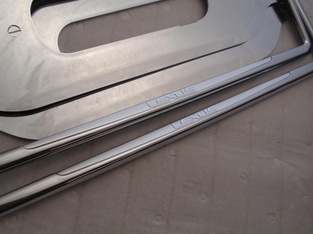 封印簡単　レクサス純正ナンバーフレーム + 純正ロックボルト　前後セット 　新品