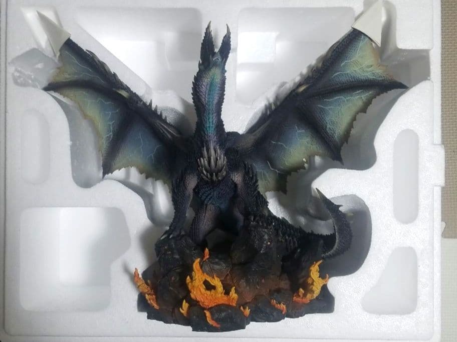 モンスターハンター 煌黒龍 アルバトリオン フィギュア