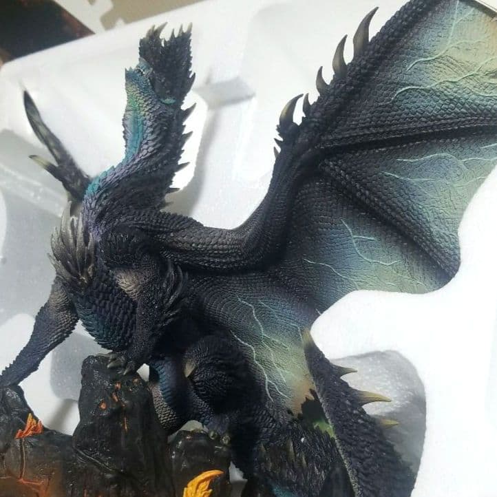 モンスターハンター 煌黒龍 アルバトリオン フィギュア