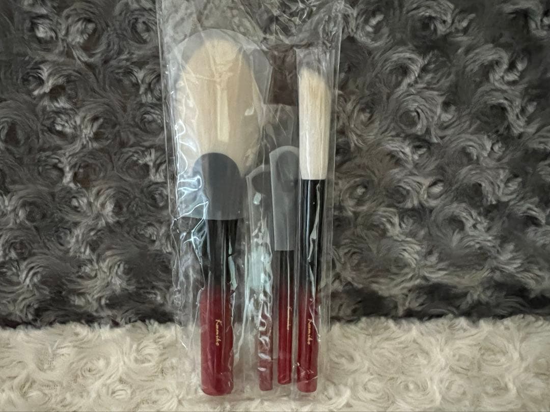 熊野筆　白鳳堂　特別仕様　化粧筆セット〈４本セット〉収納ケース付き　灰リス　赤軸