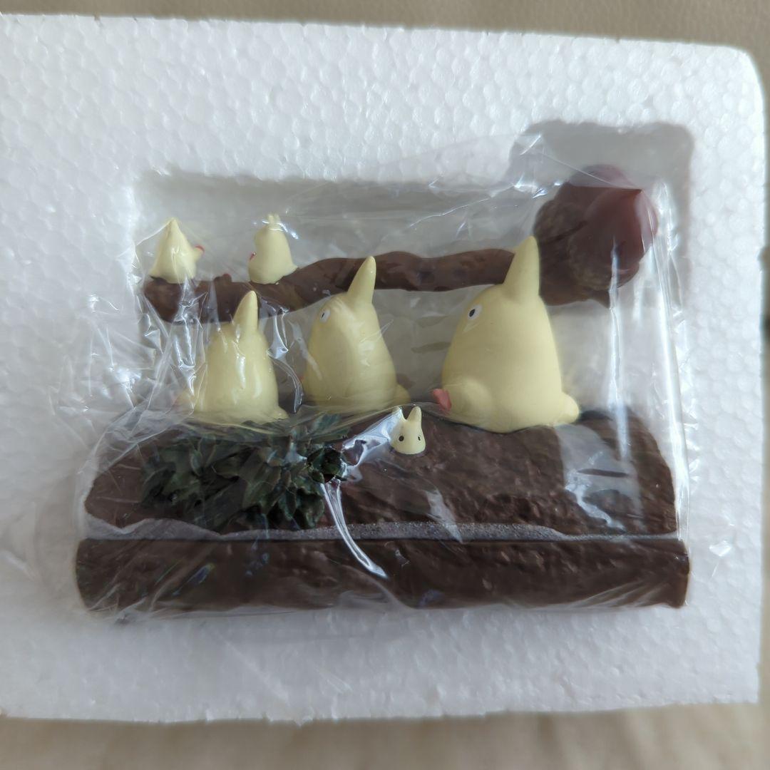 となりのトトロ　雑木林のトトロたち　丸太の上でエッサホイサ！