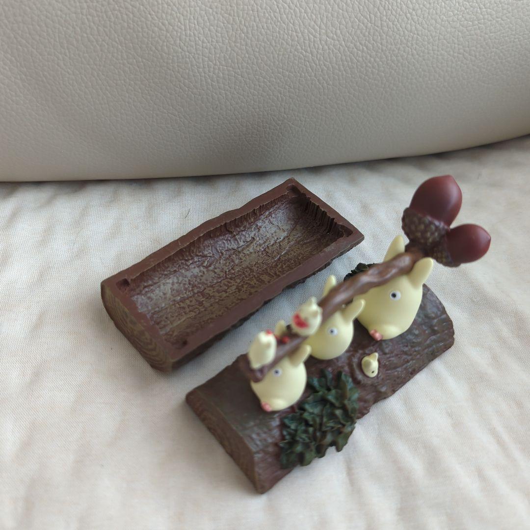 となりのトトロ　雑木林のトトロたち　丸太の上でエッサホイサ！