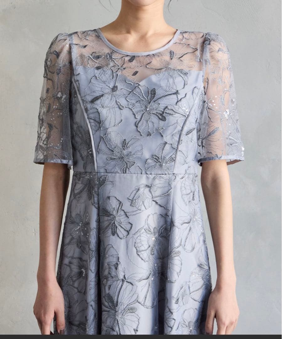 ビオラモチーフ　スパンコール　刺繍　ドレス　グレー　結婚式　同窓会　Leja