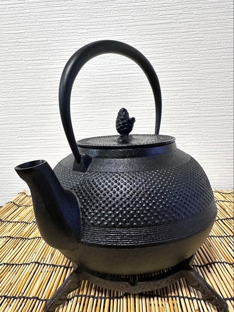 未使用品、供箱等付属品付　南部霞銘　南部池永造　２０型筋目アラレ　南部鉄瓶