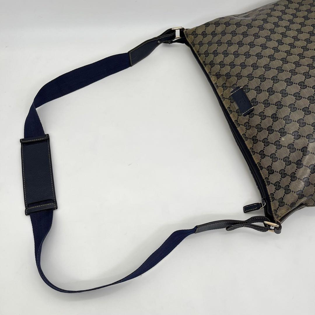 GUCCI ショルダーバッグ メッセンジャー 斜めがけ GGクリスタル 男女可能