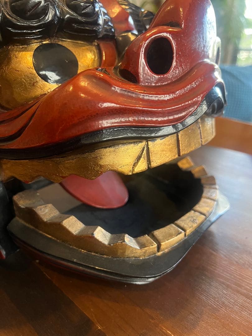 飛騨高山　木彫り　獅子舞　獅子頭 伝統的な獅子の面 赤黒金色装飾