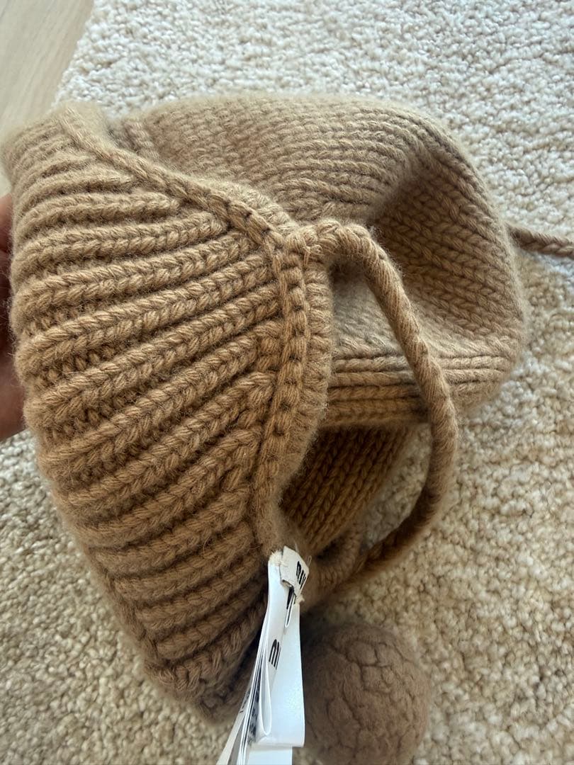 MIU MIU ベージュ ニット帽 ポンポン付き