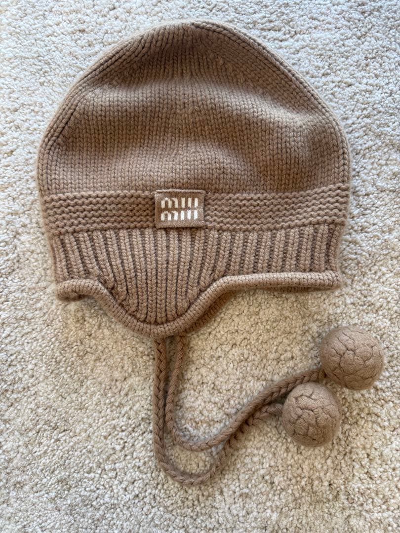 MIU MIU ベージュ ニット帽 ポンポン付き