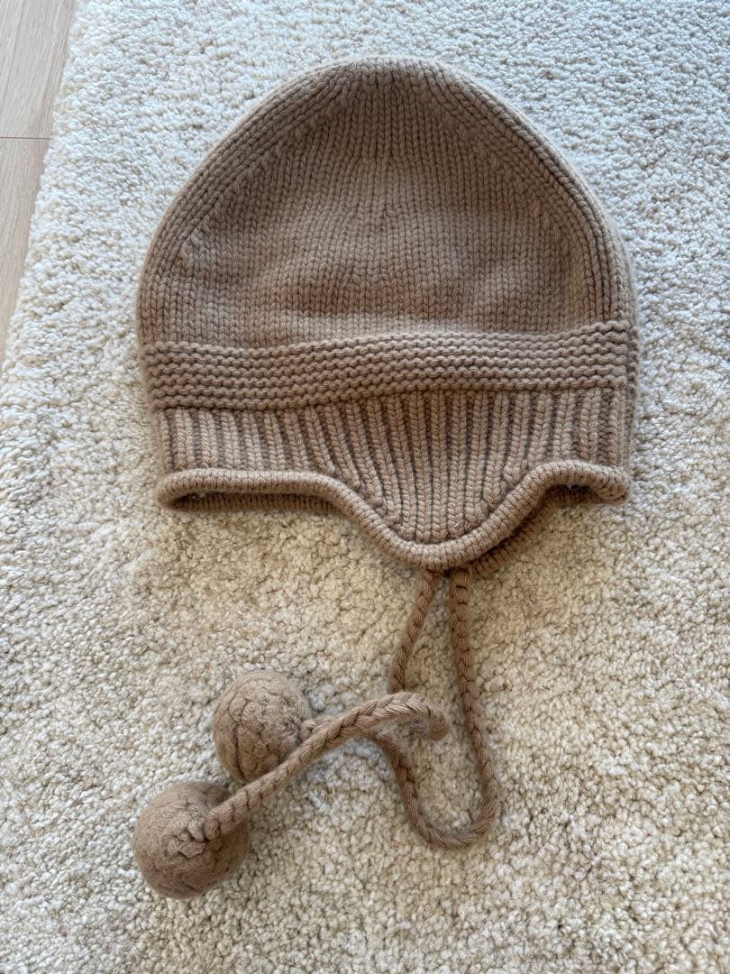 MIU MIU ベージュ ニット帽 ポンポン付き