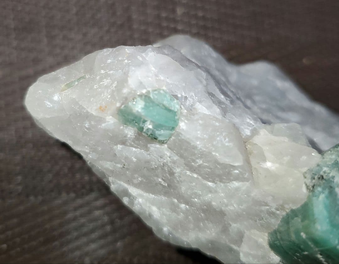 エメラルド 緑柱石 エクアドル産 鉱石 原石 宝石 貴重