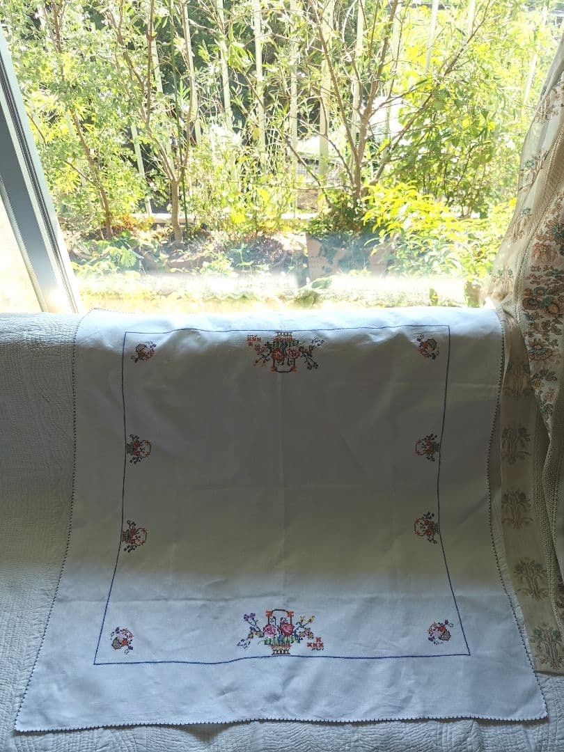 アンティーク英国手織リネン クロスステッチ薔薇花籠刺繍ニードルワーク 青枠クロス