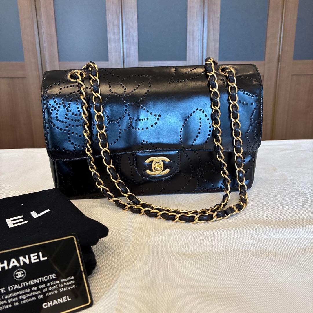 シャネル　パンチングカメリア　パテント　チェーンバッグ