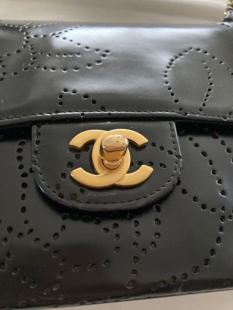 シャネル　パンチングカメリア　パテント　チェーンバッグ