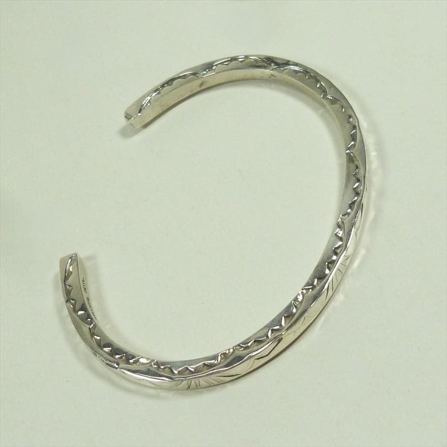 Navajo Elaine Tahe 3面スタンプ ワークバングル