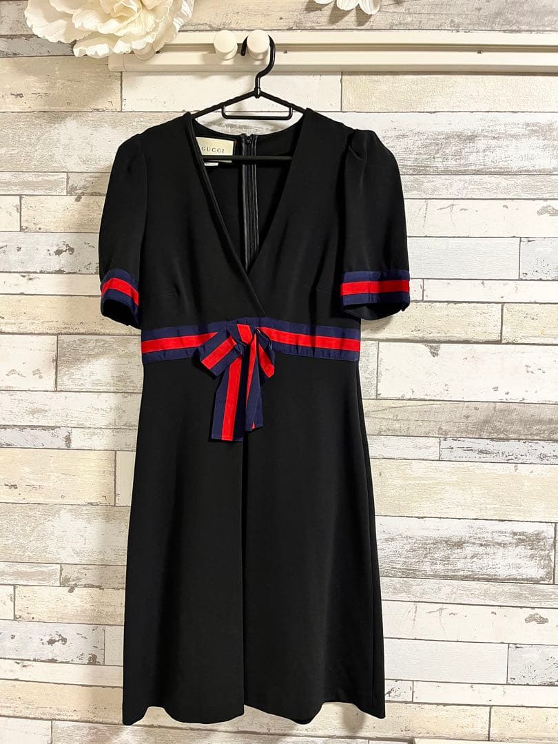 美品☆GUCCI　2019　膝丈ワンピース　シェリーライン　黒　赤　リボン　M