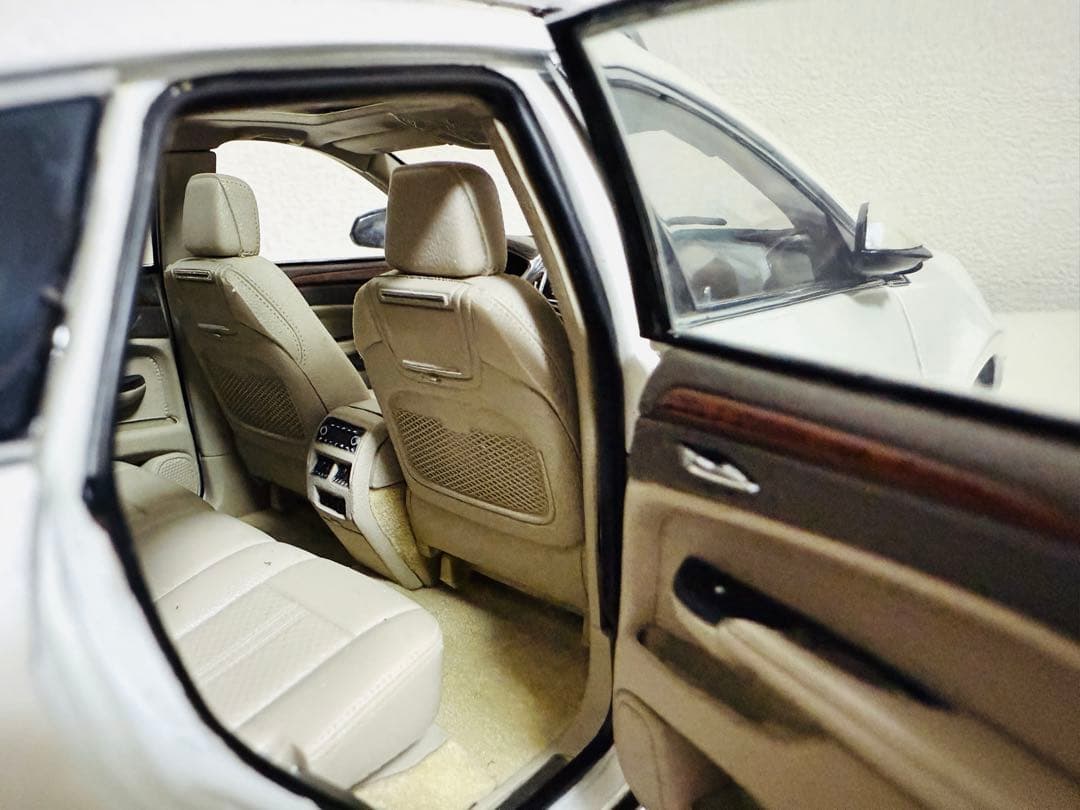 Kyosho京商/Cadillacキャデラック srx クロスオーバー 1/18