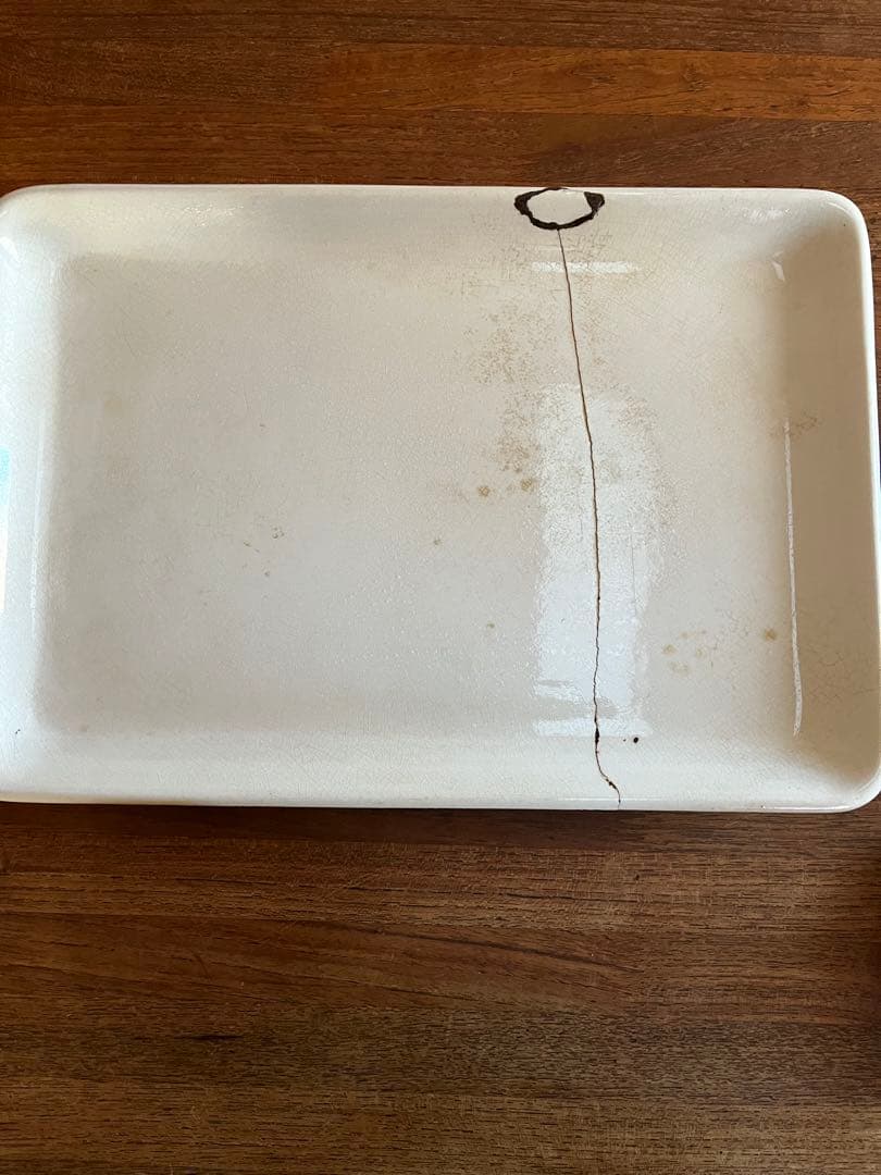 白磁のアンティーク皿。２０１１震災で割れたが購入したアンティーク店で金継ぎをした