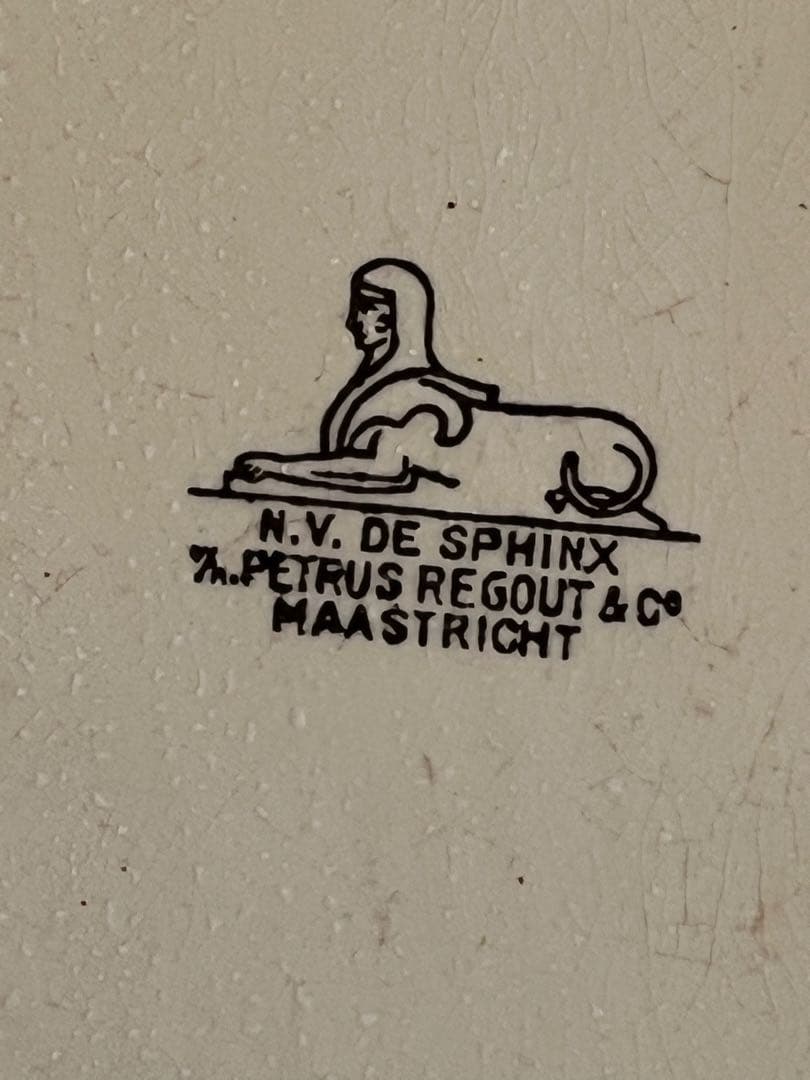 白磁のアンティーク皿。２０１１震災で割れたが購入したアンティーク店で金継ぎをした