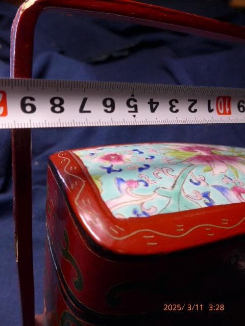 中国のものでしょう　取手のある三段重箱です