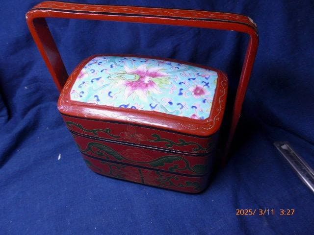 中国のものでしょう　取手のある三段重箱です