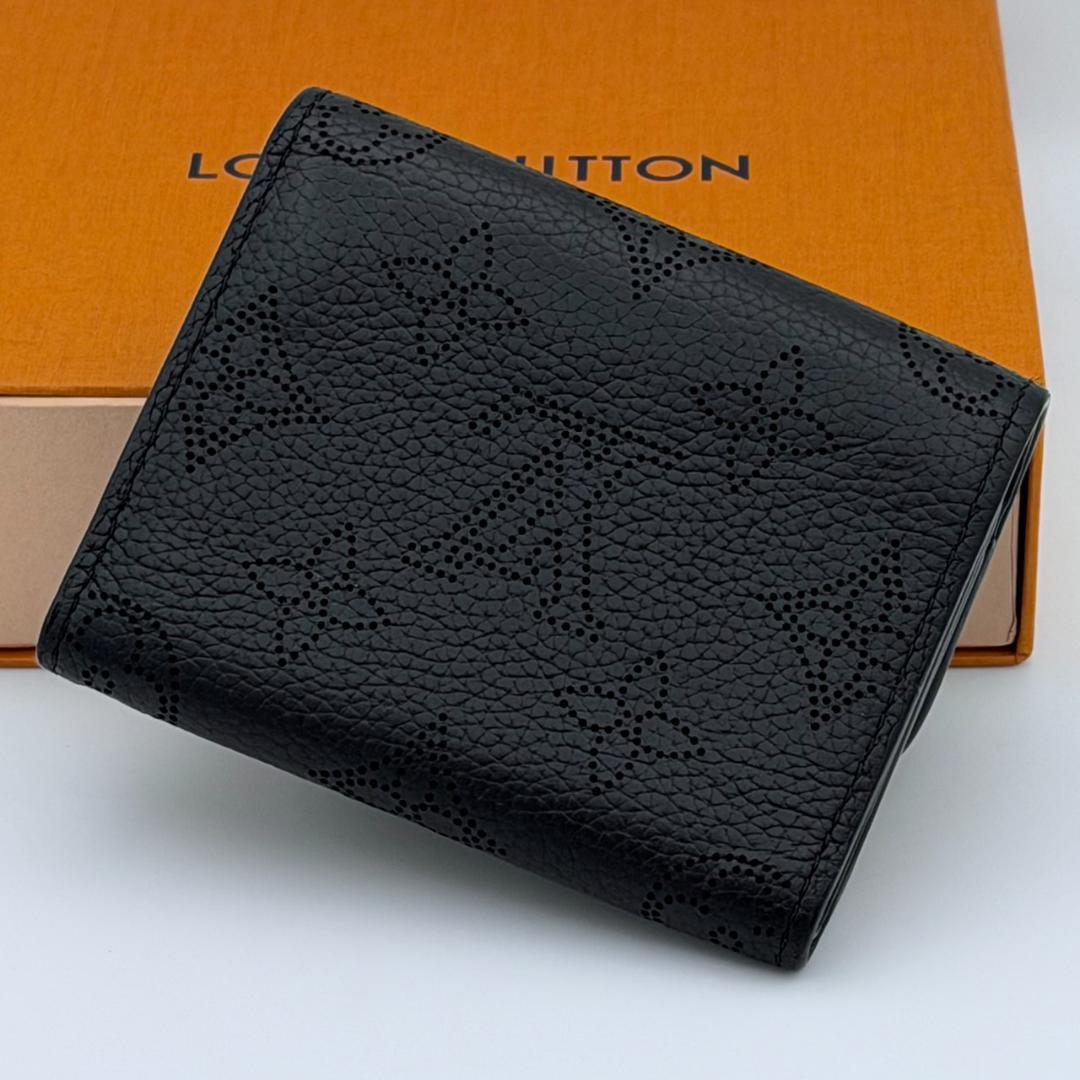 ルイヴィトン マヒナ ポルトフォイユ イリス XS 三つ折り財布 ブラック