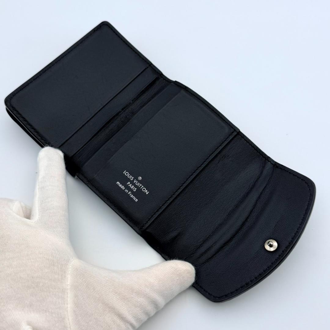 ルイヴィトン マヒナ ポルトフォイユ イリス XS 三つ折り財布 ブラック