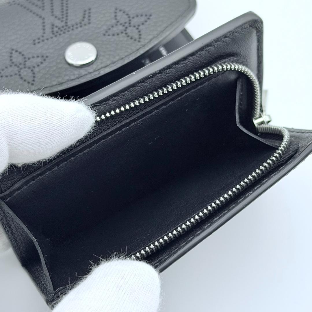 ルイヴィトン マヒナ ポルトフォイユ イリス XS 三つ折り財布 ブラック