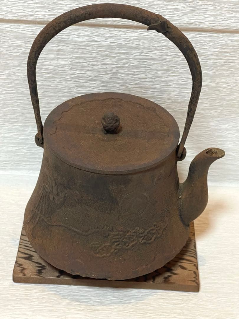 南部鉄器　鉄瓶　鉄製浮彫り鉄瓶　アンティーク　時代物122